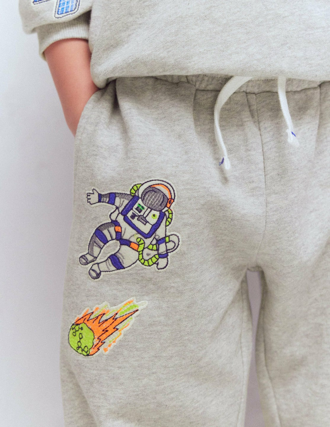 Boden Boys Badge Sweatpants-Grey Space