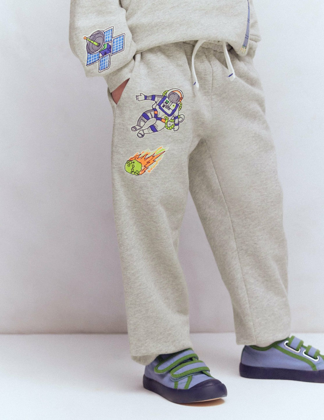 Boden Boys Badge Sweatpants-Grey Space