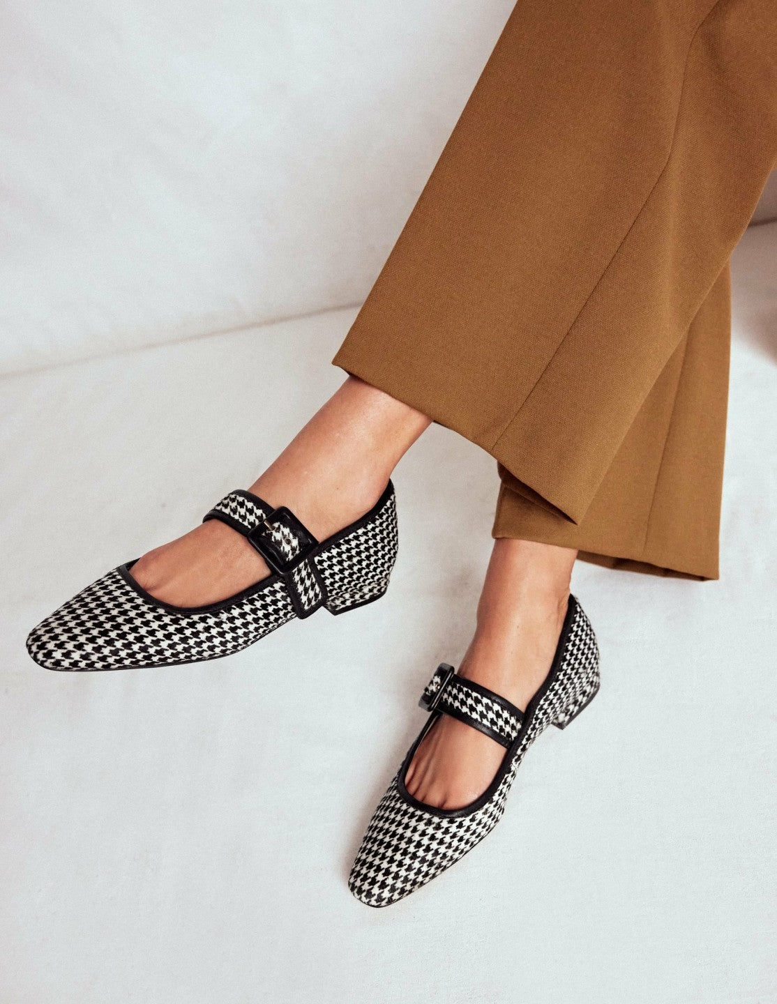 Boden Women Vic Chisel Toe Mary Janes-White/Black